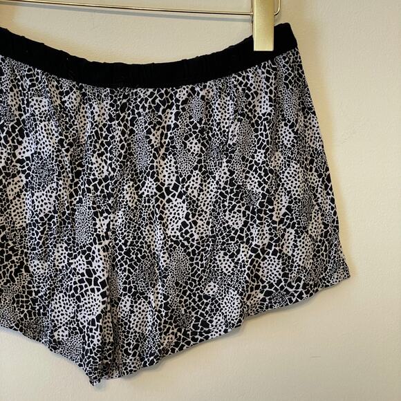 (2) Dillards Pajamas M shorts / S top AOP black white giraffe animal print - Picture 15 of 15